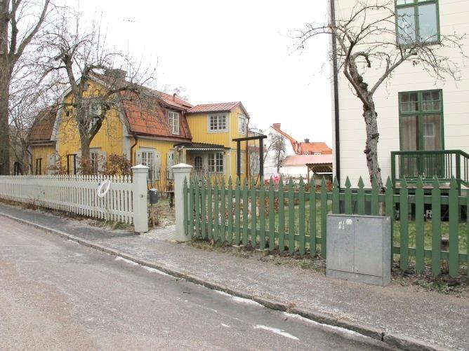 tidigt 2000- tal. Längs Jumkilsgatan finns det även flerbostadshus från 1960-talet.