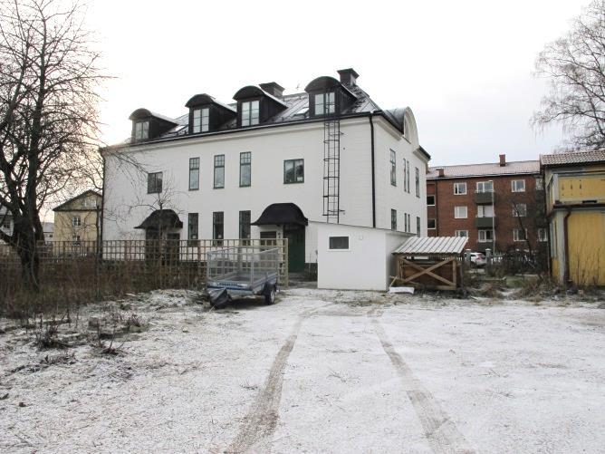 Foto över hur fastigheten ser ut i dagsläget, efter att de äldre garage- och förrådsbyggnaderna har rivits.