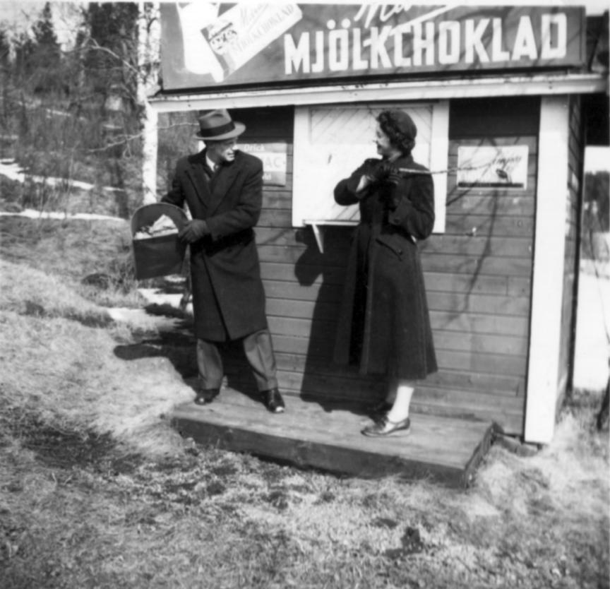 Wemans kiosk med ett par på trappan, Claes Wahlström och Inger Hillbom, senare Eriksson.