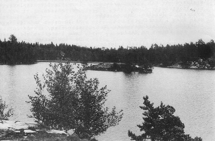 Tjursjön i Sandemarsskogen, väl värd att vara målet för en stärkande promenad nu på höstkanten.