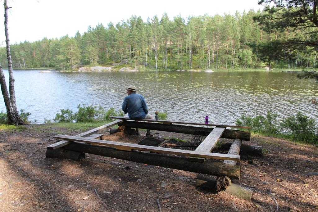 En bild från sommaren 2014 där redaktören vilar ut på rastplatsen vid sjöns södra sida. Foto Ulf Nilsson.