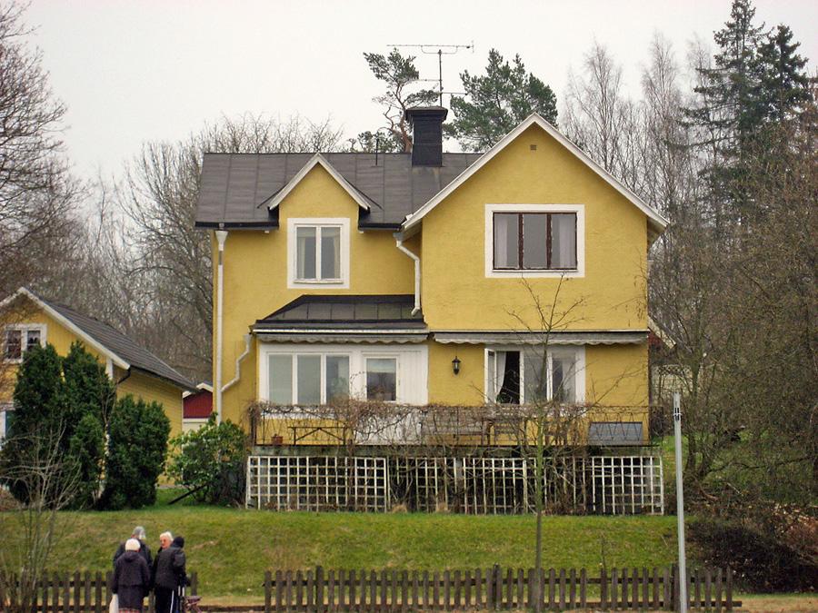 Denna vackra villa efter Nynäsvägen i Västerhaninge döptes till Loviseberg och är byggd omkring 1903. På tomten finns flera byggnader, bl.