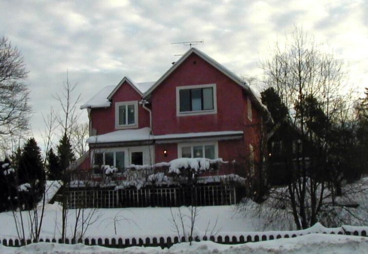 Tungelstavägen. Han renoverade då villan och den gamla träfasaden reveterades i grått. Han blev kvar in på 1980-talet.