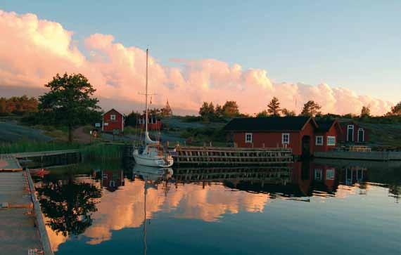 gorna är problematiska i längden för en ensam folka på havet. En sen kväll kommer en holländare och lägger sig i lovart om oss. Denna Hallberg Rassy blir ytterligare en fin vindfångare, tänkte jag.