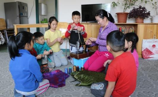 Foto: SOS Arkiv Tack för att ni ger barn och unga i Mongoliet en bättre framtid! SOS barnby Ulan Bator är inne på sitt 16:e verksamhetsår. För närvarande bor 93 barn och unga i 13 familjer.