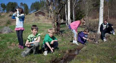 I skolan finns matsal, gymnastik- och samlingssal, och ett fint välbesökt kommunbibliotek. De drygt tio anställda värnar om barnens trygghet och omsorg på ett bra sätt.