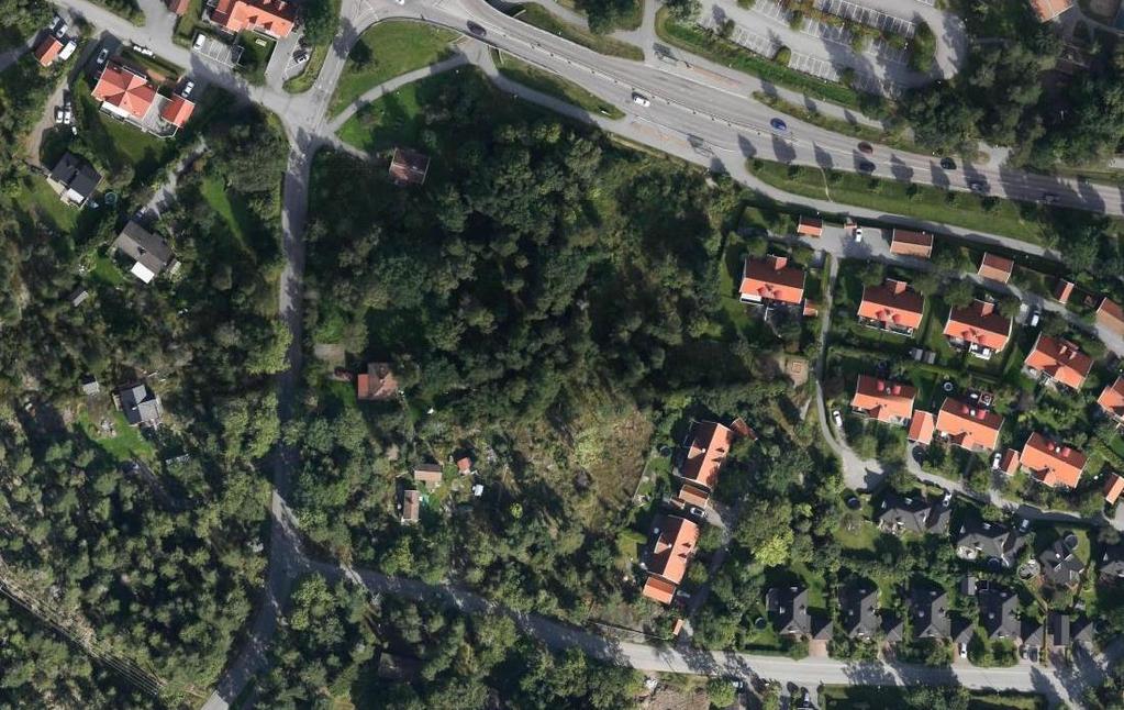 Figur 1-2. Flygfoto (Hitta.se, 2016) över planområdet, som avgränsas med en vitstreckad polygon.
