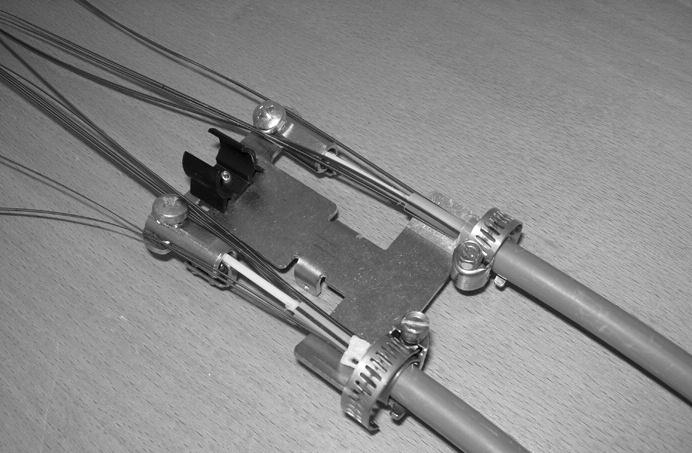 5.2 Kabelfixering 5.4 Mantelfixering Kabelmanteln fixeras med buntband eller skruvklämma. Skruvskallarna placeras mellan kablarna. Mantelfixeringen skall enbart förhindra vridning.