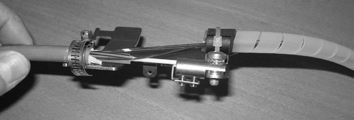 Buntbanden monteras så att skallarna hamnar mellan kablarna. B) Kabel Ø > 8mm Kablar med 8 mm diameter eller större fixeras med skruvklämma.