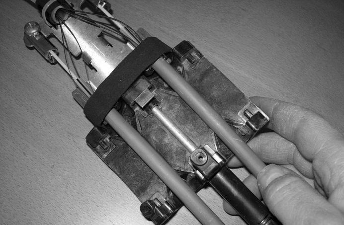 A) Kabel med styv dragavlastare av glasfiber (FRP) Kabelns dragavlastare förs in i dragavlastningsdonet (mässing) och fixeras med de två insexskruvarna.