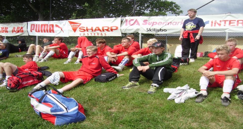 Vi traskar upp till den stora arenan och ser finalen mellan Skiljebo och Vendelsö avgöras på straffar. Skiljebo vinner med 5-3.