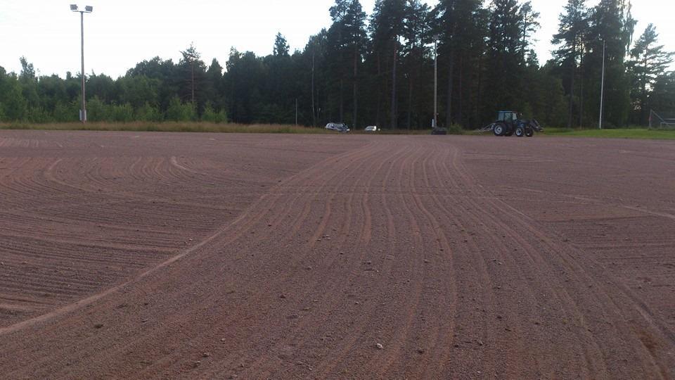 Underlaget har varit för mjukt för fotbollspel och att det började växa sly delvis in på planen. Ordförande fick en fråga av en av deras medlemmar om de fick vara där och rida.