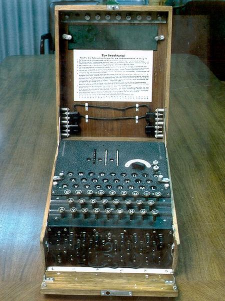 kryptoapparaten Enigma från andra världskriget. Datakompression Informationskällor innehåller ofta mycket redundans.