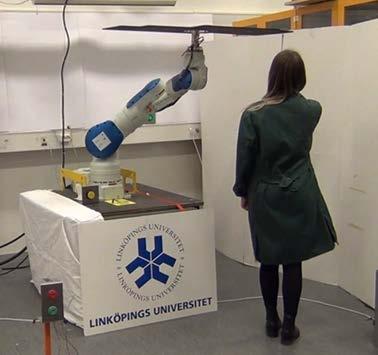 hanteras, (2) en cell som monterar tunga svänghjul på ett motorblock som kräver en stor robot och hög precision i monteringen, samt (3) montering av en instrumentbräda i en lastbilshytt på rörlig