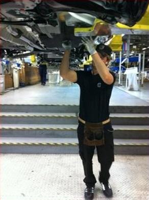 The assembly work is today performed in a non-ergonomic way with placement with an under-up-work.