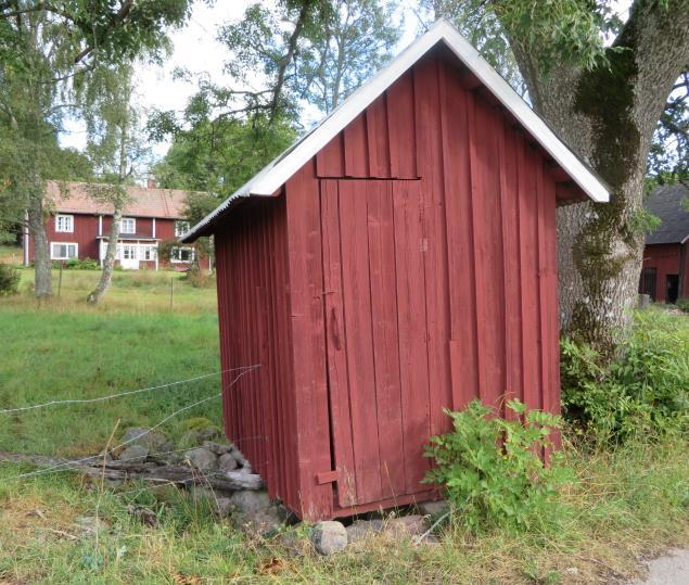 och flera uthus.