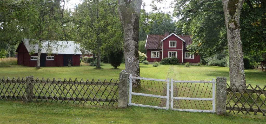 Denna gård hade götisk form, med ladugårdarna framför huset. Sedan dessa försvann har gården en mer öppen karaktär.