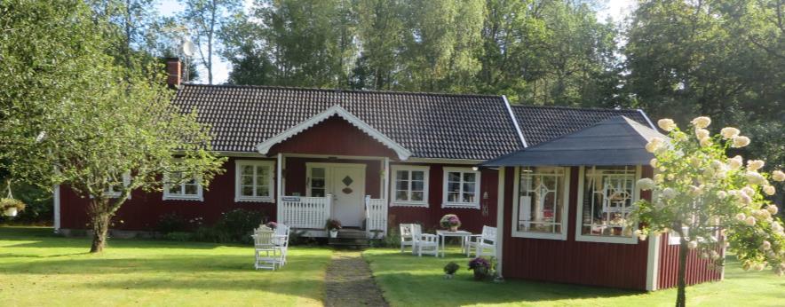 Höger bild visar den stenkällare som ligger vid gården på bilden under.