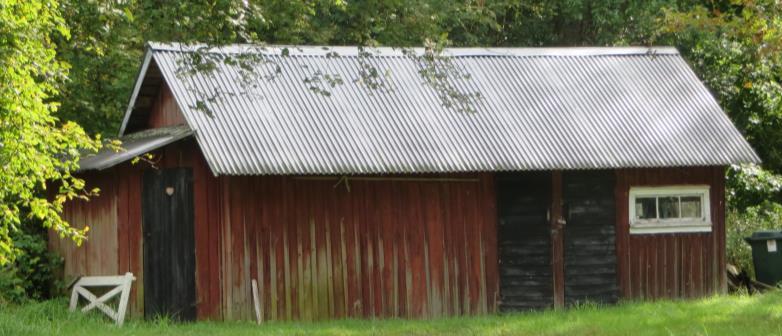 I byn finns ett undantagshus, med tillhörande liten