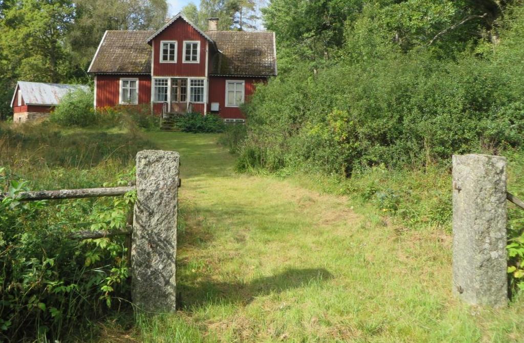 En utskiftad gård (Parismåla 1:9) väster om byn har kvar mangårdsbyggnad