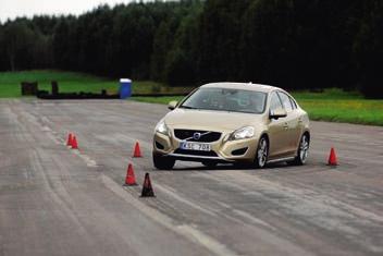 ett skutt som följd. Styrningen i BMW har bäst vägkänsla i sällskapet och bidrar starkt till förarens höga nöje. Lexus är en på papperet klart konkurrenskraftig bil.