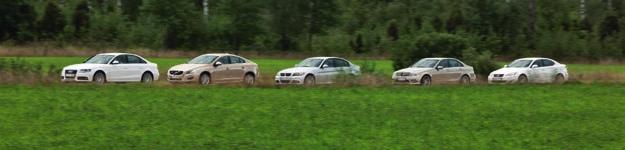 Styrningen är riktigt naturlig och bra. Totalt sett imponerar drivlinan mer med komfort än med leklust. Var ska då Volvo placeras bland rappa Audi/BMW eller softa Lexus/Mercedes?