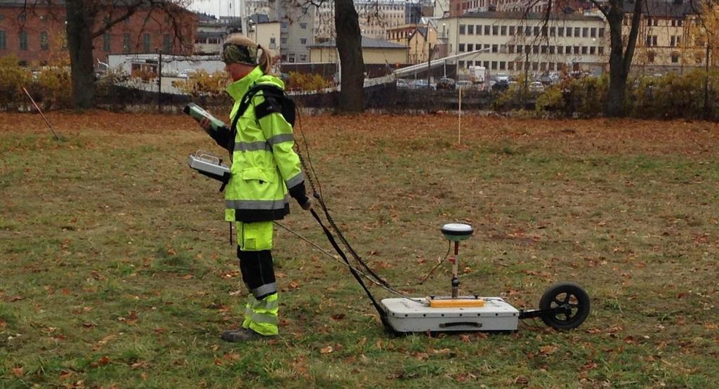 Markradar Mätningarna utfördes med en markradar från Malå Geoscience (Malå Geoscience X3M, figur 3) med en skärmad 250 MHz antenn. Instrumentet har dragits bakom operatören.