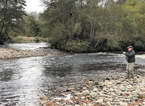 Efter fiskeveckan tar guiden gästerna tillbaka till Aberdeen flygfält.