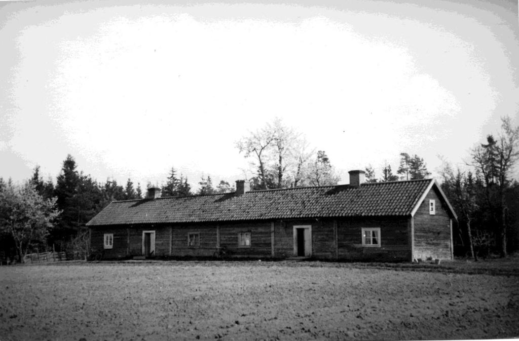 Långstorp, f.d. torp under Eriksdal. Hulterstad foto 43. Det Långstorp, som finns kvar 2012, är ju ett parhus med plats för två familjer. Under 1800-talet finns en lång tid tre torparfamiljer.