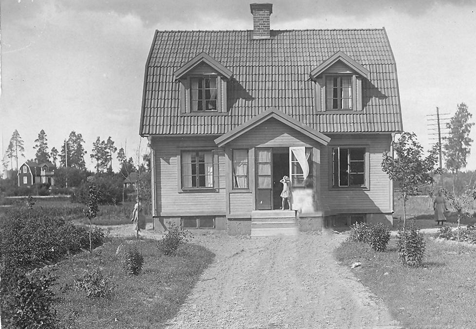 Axel köper 1950 Stora Ahlsvik i Vendelsö och flyttar dit med hustrun.