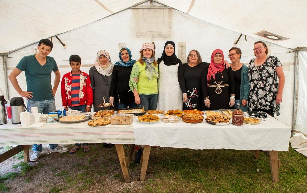 10 firade FRK Dragsfjärds avdelning sitt 65 års jubileum med en aktivitetsdag för hela familjen. Nallarna får första hjälp under ledning av Anci Henriksson.