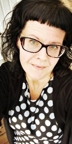 Nya på jobbet: Ulrika & Ylva Hej Ulrika Danielsson! Du är ny bibliotekskonsulent sedan september, vem är du? Jag är Enköpingbo sedan två decennier, men har rötterna i Norrbotten.