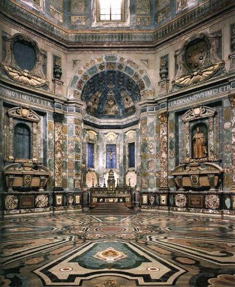 Detta renässansmästerverk är dekorerat av Donatello. I en sarkofag av Verrocchio vilar Piero och Giovanni de Medici.