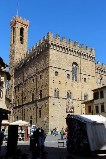 Santa Croce är platsen för många kända mäns sista vila, bland dem skulptören Michelangelo, vetenskapsmannen Galileo Galilei och upphovsmannen till Fursten, Machiavelli.
