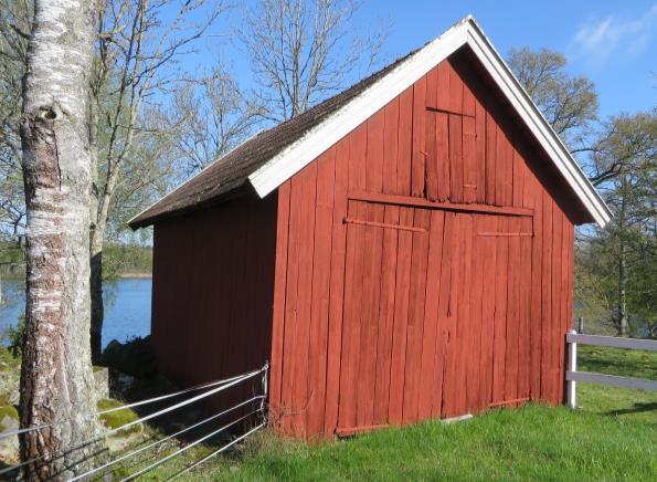 Både den och den f.d. linbastan ligger också på samfälld mark.