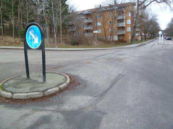 Söder om området, på andra sidan Ystadsvägen ligger en större