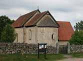 se/ skillingaryd Telefon 0370-69 30 17 31 Nygotisk i oputsad granit. Byggd 1889-92. En kyrkoruin från den gamla n finns vid Lagans strand.
