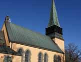 Längs den södra kyrkogårdsmuren står delar av ns tidigare pelare i kalksten. Intill vägen mellan Rälla och Gärdslösa www.svenskan.