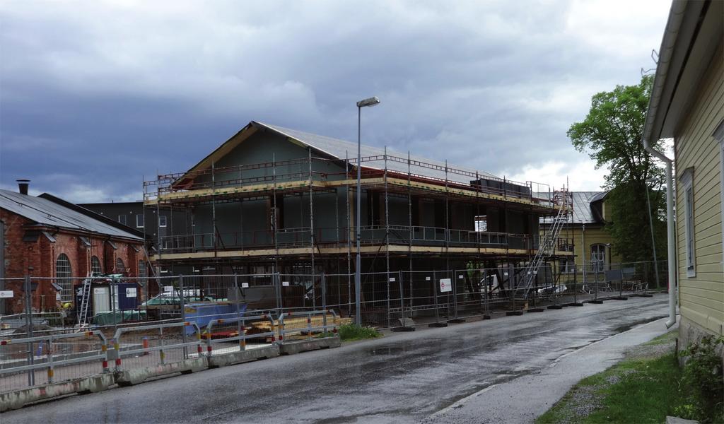 Nybygget på Holmenområdet Nybygget på området Holmen har kommit långt och man kan redan se tre hus på plats. Detta står utmed Ruths gränd. Ytterligare ett hus är påbörjat, närmast kameran.
