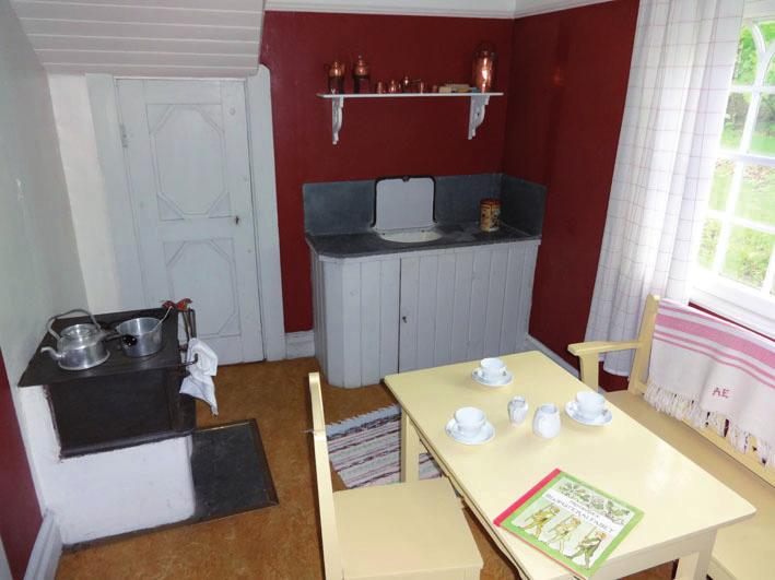 Pappan ansåg att flickorna behövde någonstans att leka och man utsåg en plats i bruksparken.