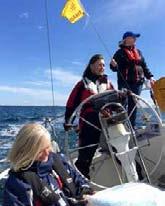Därifrån kan vi se den sista eskaderbåten segla in mot hamn strax innan solen går ner klockan tio denna kväll tidigt i juni, den kalla våren 2015.