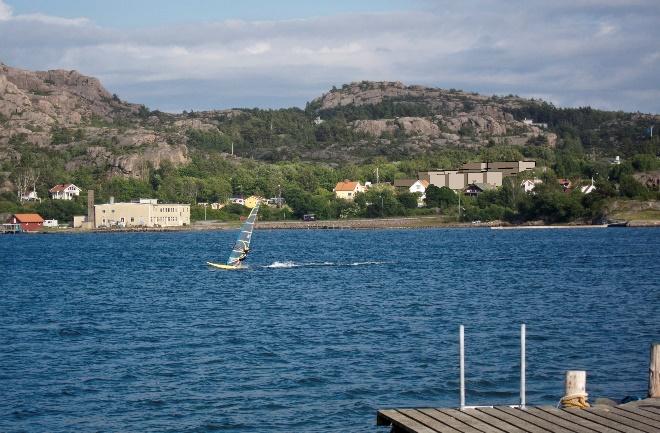 Modellstudier och vegetation En arbetsmodell har gjorts under juni 2012 av Modellkonsult, Göteborg. Modellen har en avtagbar del med två alternativ: 1) Befintlig marknivå 2) Bifogade förslag.