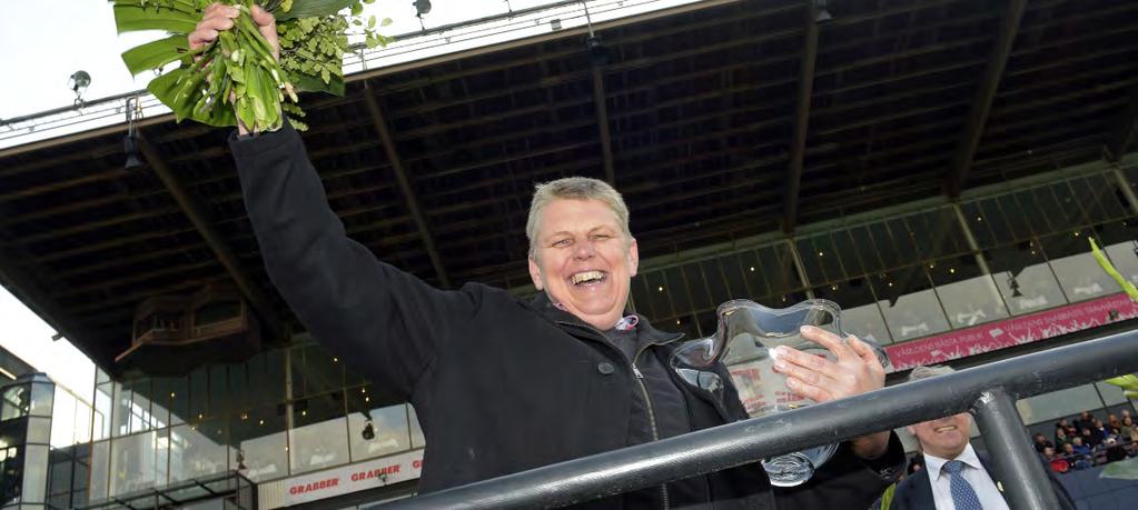GRUPPLÖPNINGAR 3-åringar. En lycklig Lars Marcussen i vinnarcirkeln efter att hans ögonsten och egna uppfödning Candy la Marc tagit hem Svenskt Trav-Oaks. SVENSKT TRAV-KRITERIUM Solvalla 1 oktober.