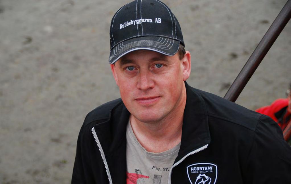 MAGNUS O JONSSON Vann speciell fyrling på Hoting Namn: Magnus O Jonsson Född: 1970 Licens: A Hemmabana: Bergsåker Starter/segrar 2017 (kusk): 149/12 Starter/segrar 2017 (tränare): 195/12 En julidag