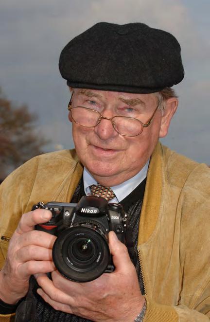 Einars karriär skulle kunna sammanfattas så här: Han tog den berömda bilden från Ryssgalan på Solvalla 1954 1955 startade han Einar Anderssons Pressbild (EAP) 1960 vann han tävlingen Årets bild 1977
