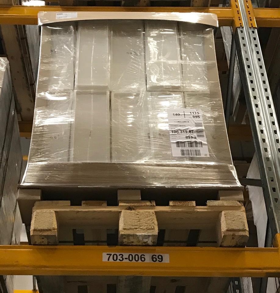1: Ompallad wellpapp-pall på en träpall. Att ompallning måste genomföras beror på att ställaget endast är konstruerat för träpallen.