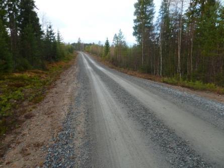 16 Figur 16: Vägen igenom restriktionsytan sedd från S Figur 17: Gångbergsbäcken - vägtrumma nedströms Vägen är 4-5 meter bred och är nyligen förstärkt med 10-15 cm slitlager av bergkross.