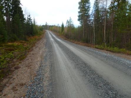 16 Figur 16: Vägen igenom restriktionsytan sedd från S Figur 17: Gångbergsbäcken - vägtrumma nedströms Vägen är 4-5 meter bred och är nyligen förstärkt med 10-15 cm slitlager av bergkross.