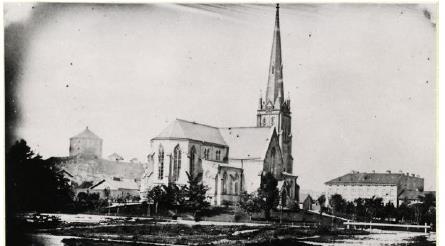 Befintliga byggnader.1.1 Haga kyrka Hagakyrkan invigdes år 189 och är belägen på sprängkullens berggrund, vars sprängsten användes som grundmur för kyrkan.