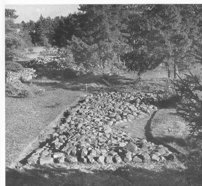 Rektangulär stenläggning påminnande om en kullerstensgata.